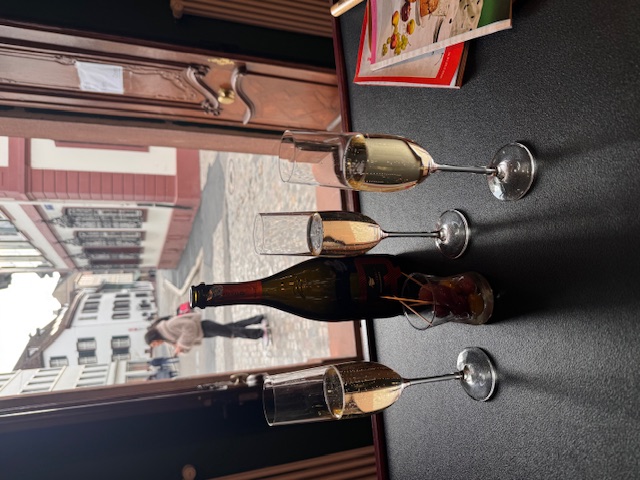 Zwei Gläser Schaumwein am offenen Fenster mit Blick auf die Rittergasse