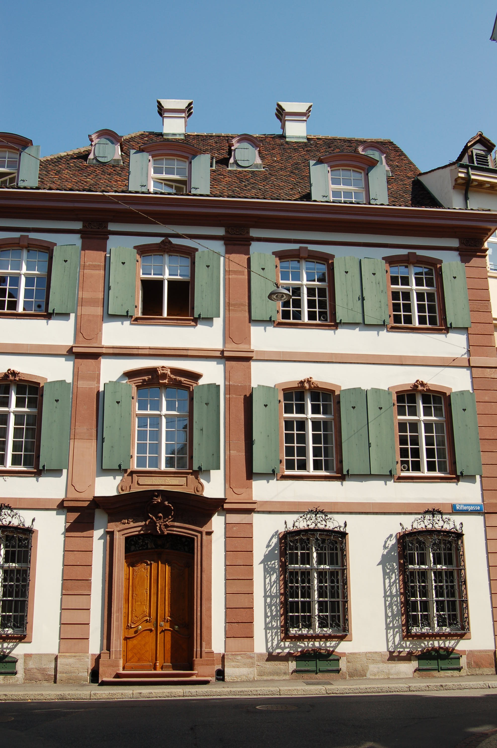 Historische Fassade des Hauses zur hohen Sonne an der Rittergasse 21 in Basel